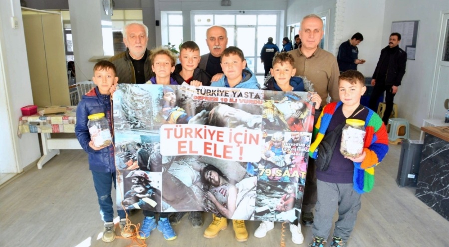 Bursa'da kalem satarak depremzedelere destek oldular