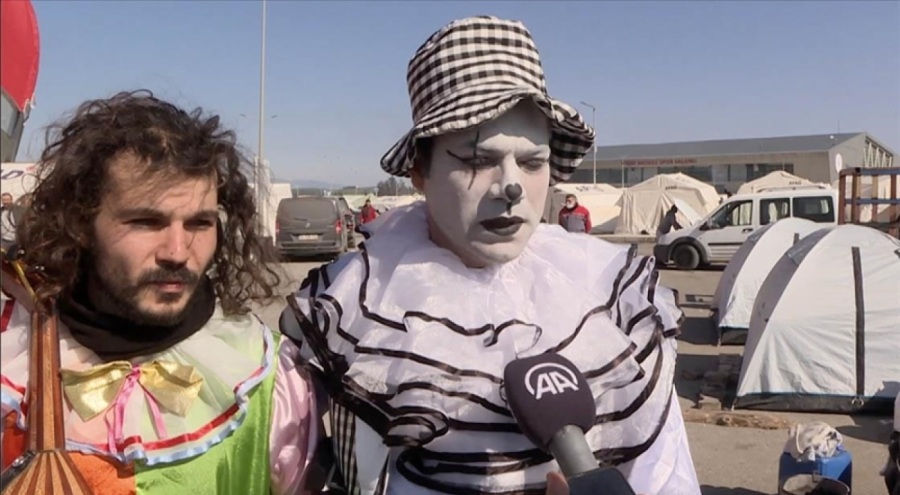 Gönüllü sokak sanatçıları, "Çocukları güldürün" sloganıyla harekete geçti