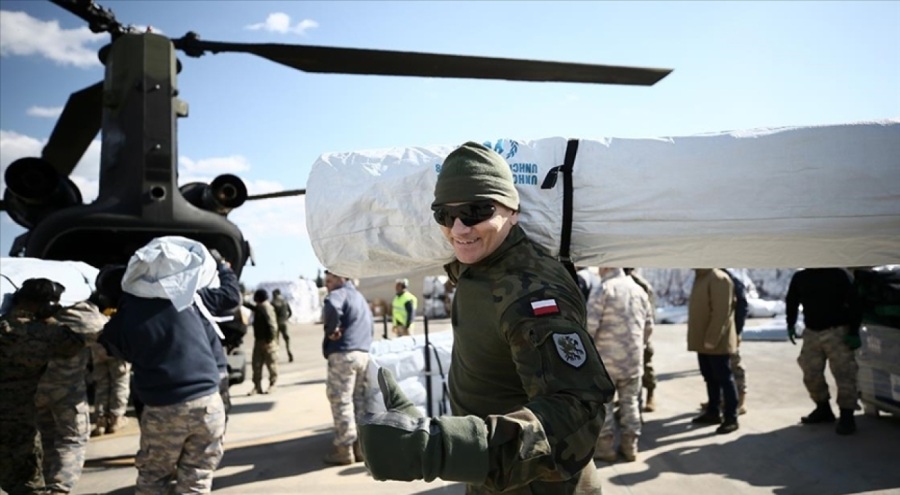 İncirlik Üssü'nde Polonyalı askerlerden yardım sevkiyatına destek