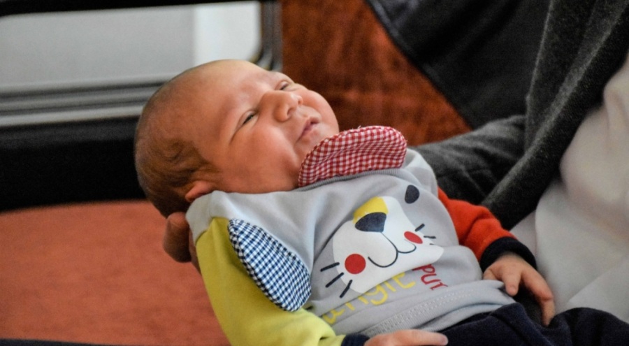 Bursa'ya gelen depremzede ailenin bebek sevinci