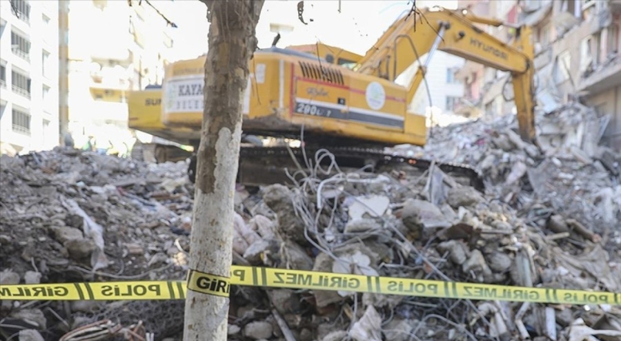 2 müteahhit yaptıkları binanın enkazında kaldı