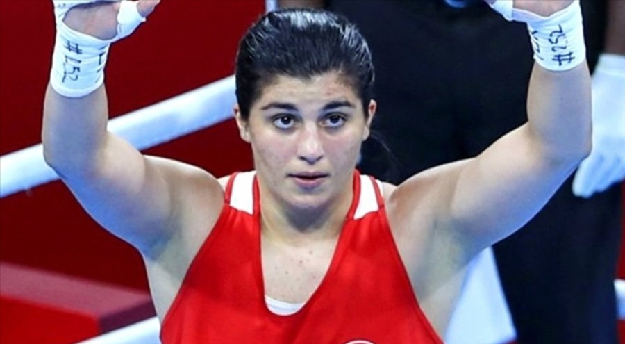 Busenaz Sürmeneli, afetzedelere yardım için formasını açık artırmaya çıkardı