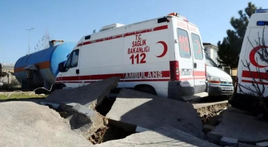 Deprem sonrası hastane bahçesinde yarıklar meydana geldi