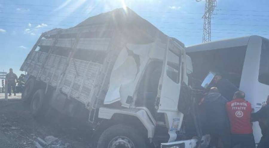 Mersin'de cezaevi midibüsü ile kamyon çarpıştı