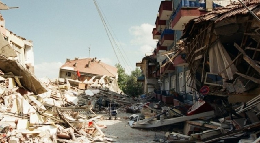 Diyarbakır'da 2 müteahhit kendi yaptıkları binanın enkazında kaldı