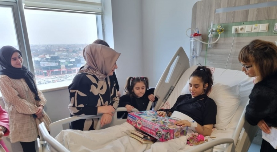 14 yaşındaki depremzedeye doğumgünü sürprizi