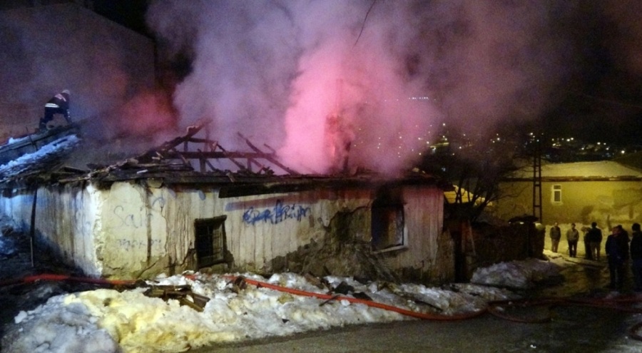 Depremden kaçan 7 kişi yangında hayatını kaybetti