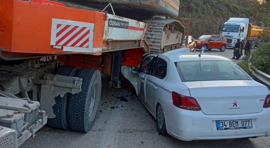 Bursa'da ekskavatör taşıyan tırın altına girdi! 2 kişi yaralandı