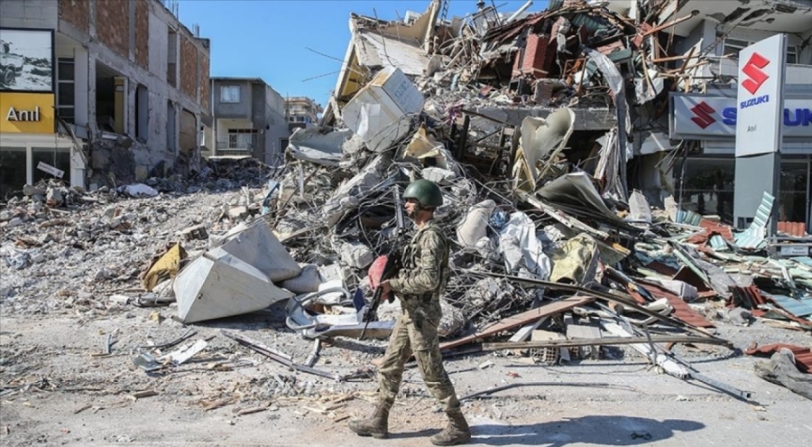 Mehmetçik enkaz başında nöbet tutuyor