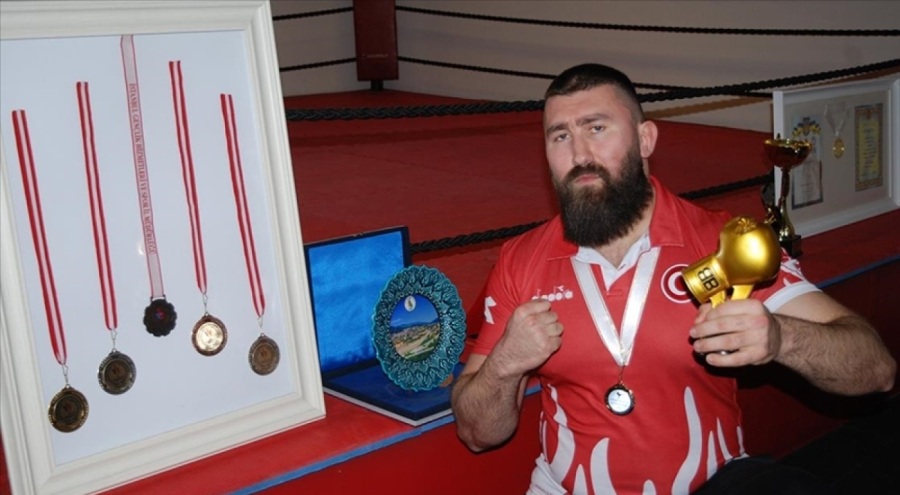 Profesyonel kick boksçunun altın eldiveni afetzedeler için açık artırmada