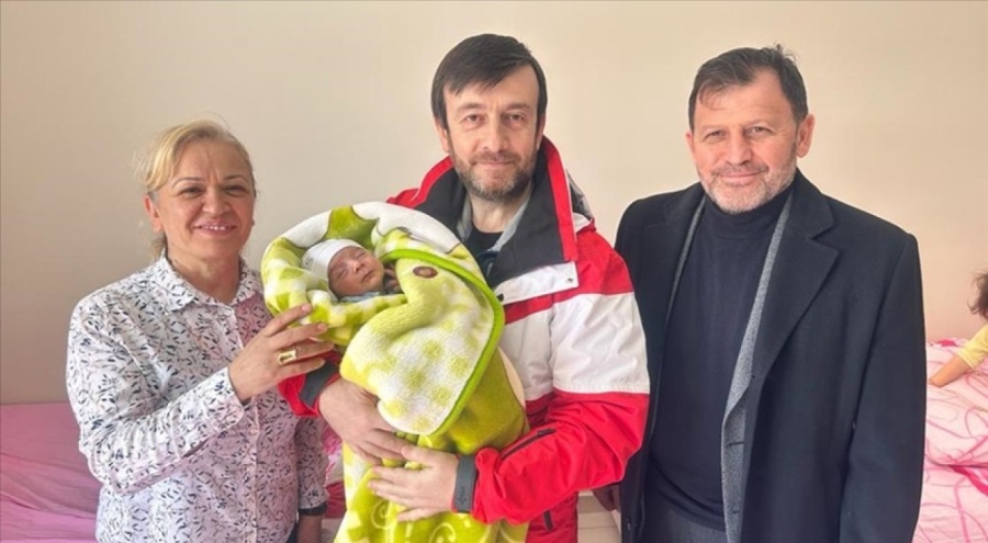 Kayseri'de depremzede annelerin bebeklerine altın takıldı