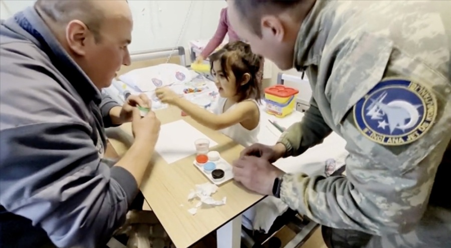 Mehmetçik afetzede çocuğu hastanede ziyaret etti