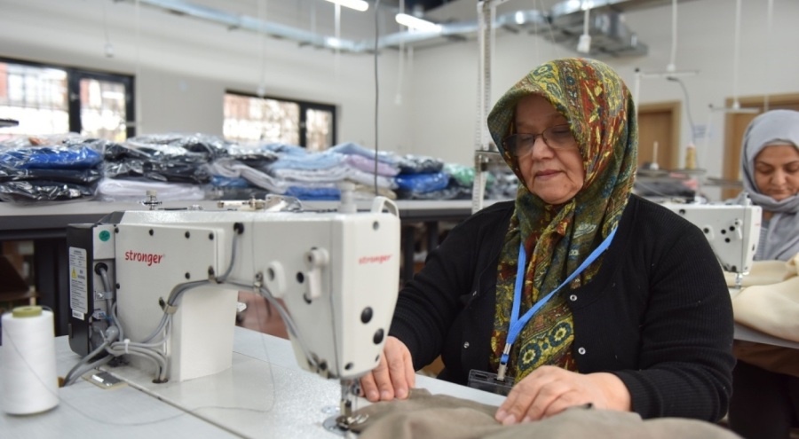 Bursa Yıldırım'da kadınlar depremzedeler için çalışıyor
