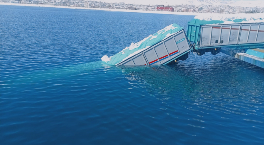Bitlis'te Tatvan Feribot İskelesi'nde vagonlar suya düştü