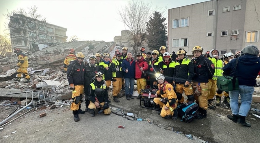 Tayvanlı arama-kurtarma ekibi enkazda 'Dinlenmek yok' parolasıyla  34 saat aralıksız çalıştı