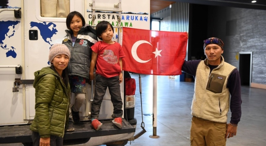 Depremzedelere Japon aileden yardım