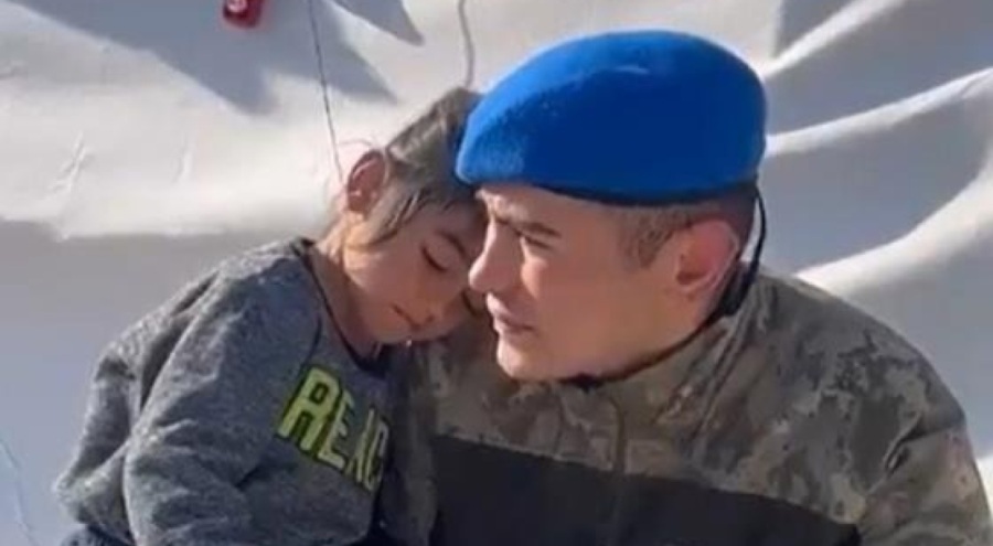 Minik çocuğun Mehmetçik'in omzunda yattığı görüntüler yürekleri ısıttı