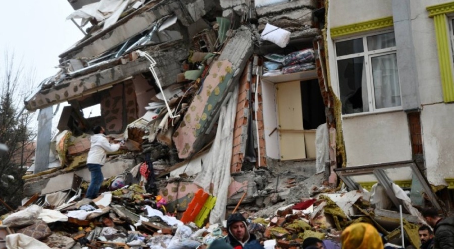 Depremzedelere uyarı: Hasar gören binalara eşya çıkarmak için girmeyin