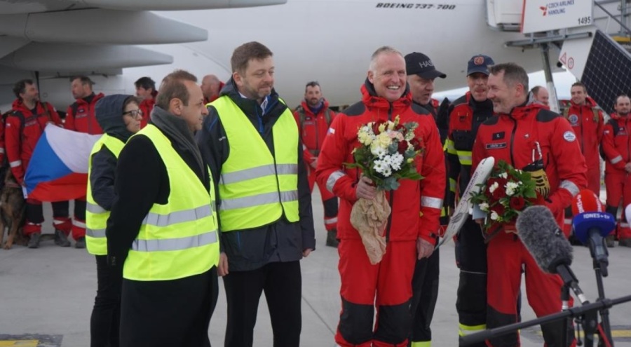 Çek arama kurtarma ekibi ülkesinde çiçeklerle karşılandı