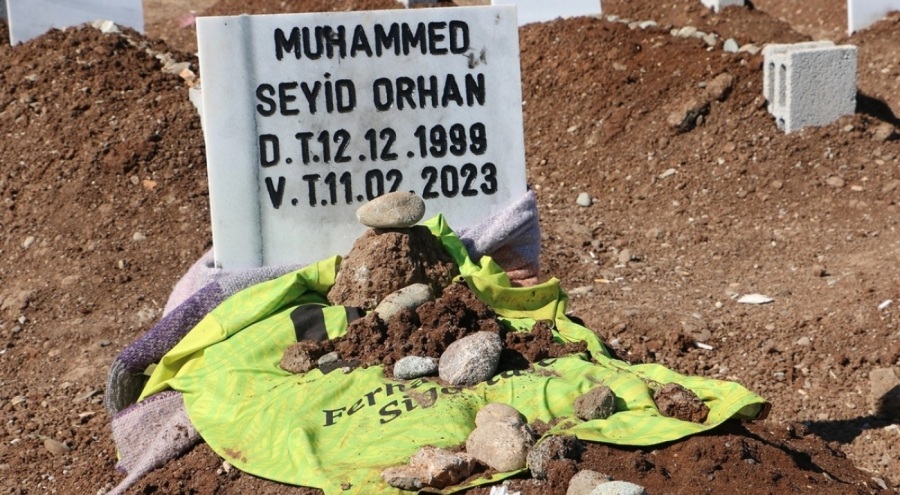 Yürek yakan hatıralar mezarlıklara dizildi