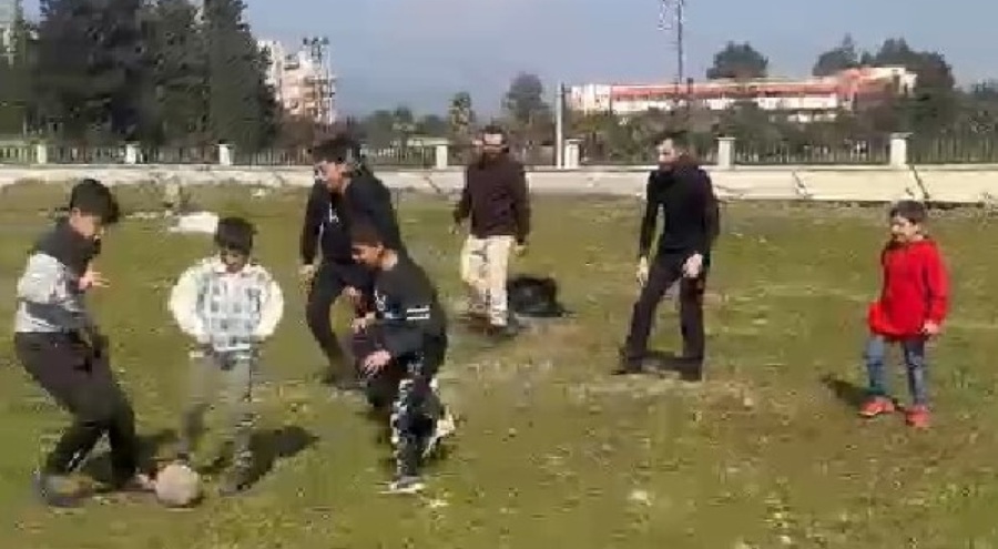 Bursa'dan deprem bölgesine gidip depremzede çocuklarla futbol maçı yaptılar