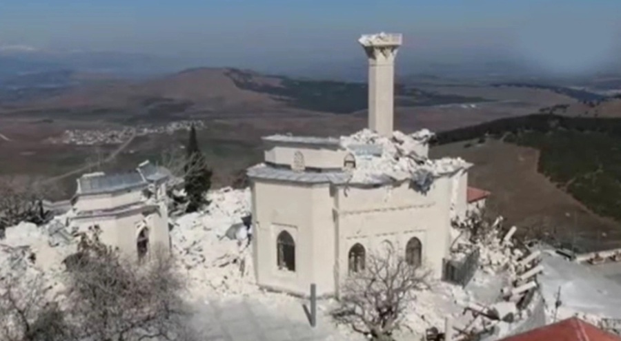 Türbenin restore edilen bölümleri yıkıldı!