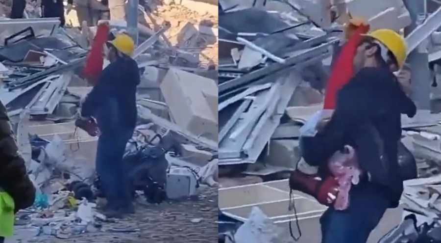 Yıkılan bina enkazında çocuklarının giysilerini koklayıp feryat etti