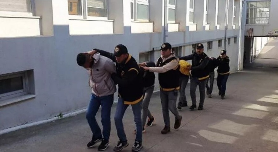 Deprem bölgesinde hırsızlık yapan 12 kişi yakalandı