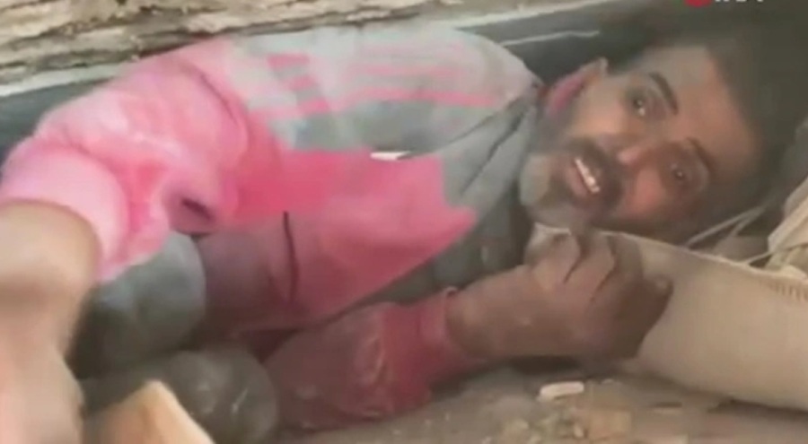 Kendisini 296 saat sonra kurtaran ekibin ellerini böyle öptü!