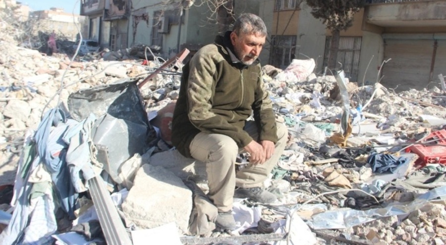 Kaybolan eşi ve oğlunu bulmak için enkaz başından ayrılmıyor