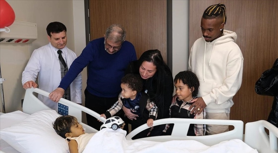 Fenerbahçe'nin futbolcusu Henrique'den afetzedelere ziyaret