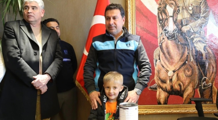 Minik Mehmet Ege: Depremzede bir arkadaşıma oyuncak alın