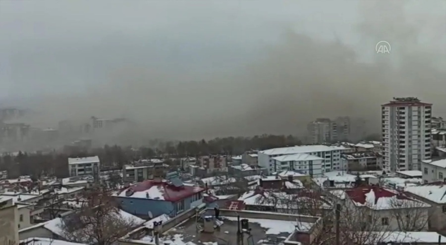 Kahramanmaraş'ta ikinci depremin ardından kenti saran toz bulutu görüntülendi
