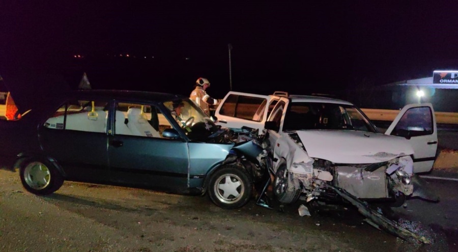 Bursa'da iki otomobil çarpıştı: 3'ü çocuk 6 yaralı