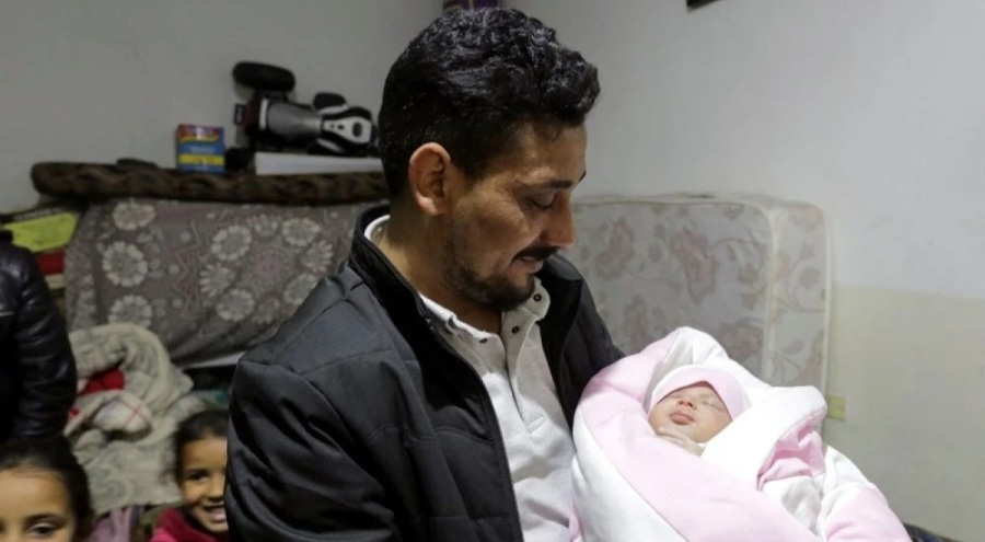 Suriye'de enkazda doğan mucize bebek evlat edinildi