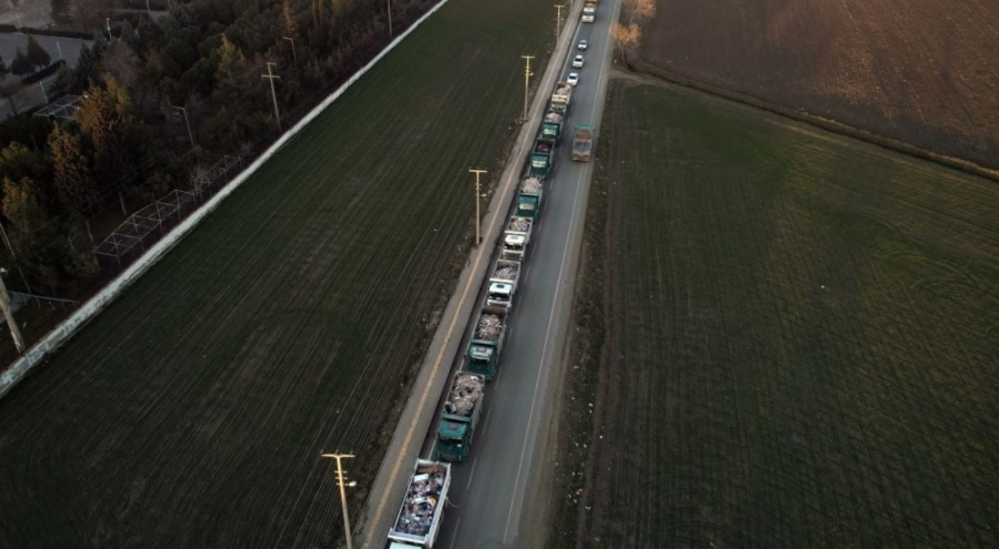 Depremlerle yerle bir olan şehrin enkazı böyle taşınıyor