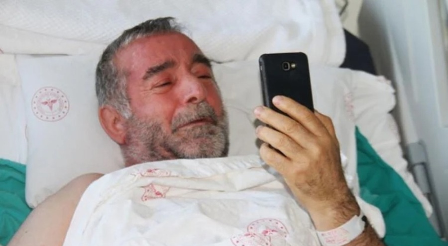 Depremde balkondan savrulan cep telefonu, 4 kişiyi hayata bağladı