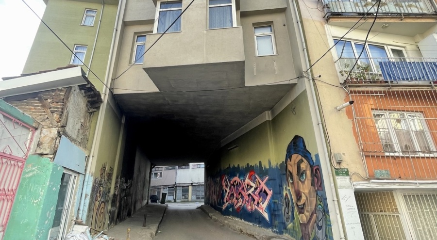 Bursa'da üç katlı binanın altından geçen sokak görenleri şaşırttı