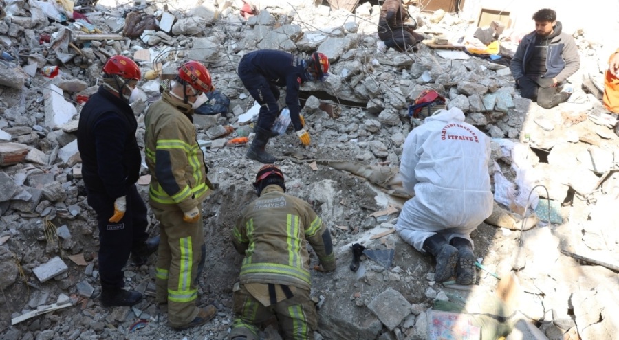 Bursa itfaiyesi deprem bölgesinde enkazlarda görev alıyor