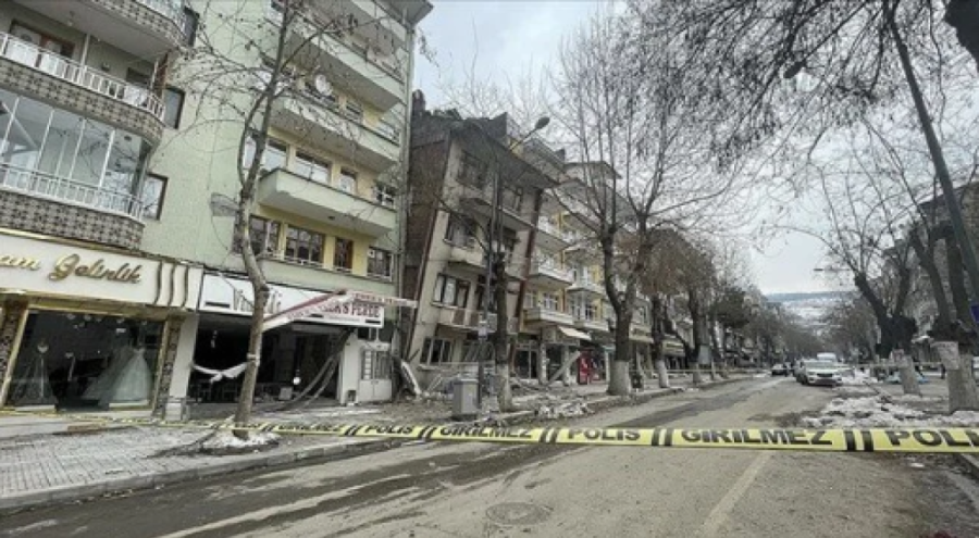 4,7'lik deprem sonrası bina öne doğru yattı