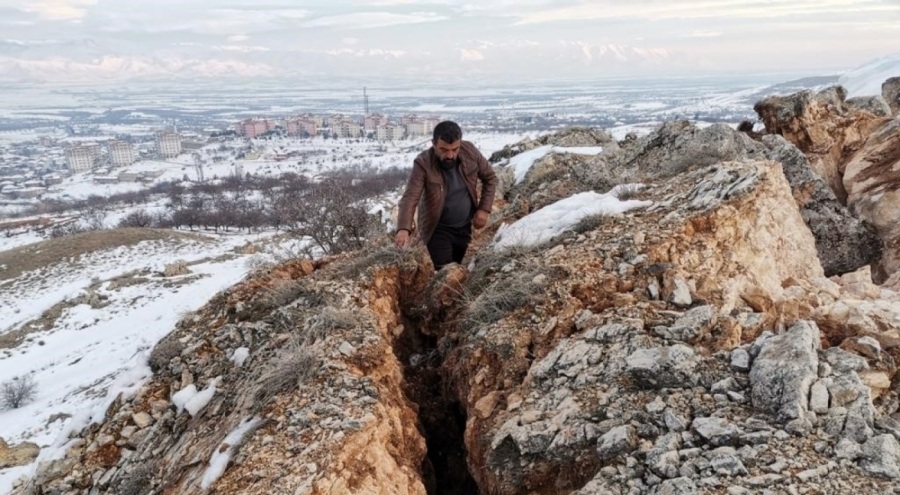 Şoke eden manzara: Deprem dağı ikiye böldü!