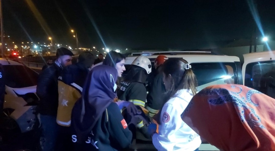 Kocaeli'de ters yöne giren araç karşıdan gelen araçla çarpıştı: 5 yaralı