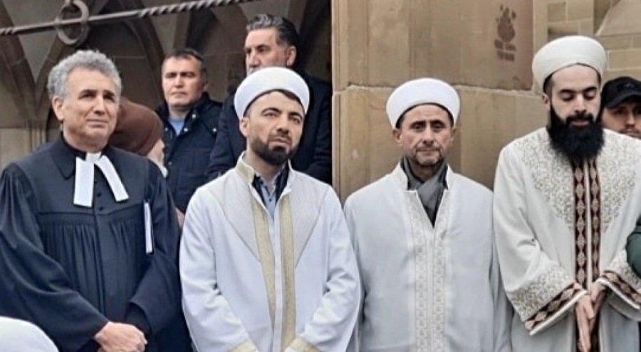 Almanya'da imamlar ve papazlar depremzedeler için dua etti