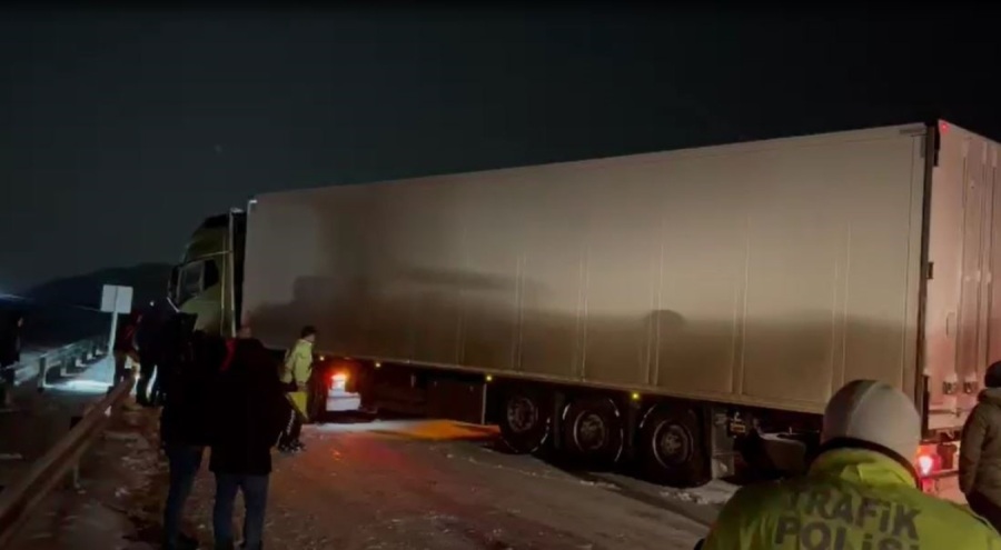 Ardahan'da karda kayan TIR yolu kapattı