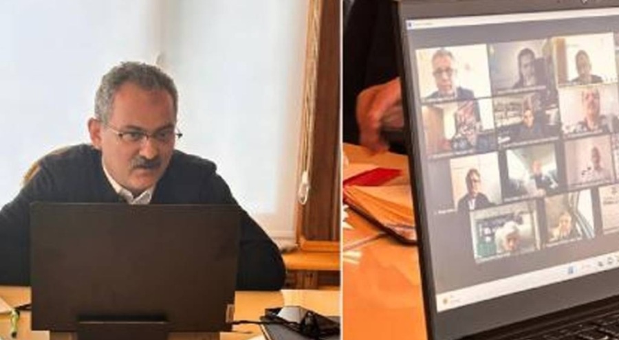 Bakan Özer'den, 10 ilin milli eğitim müdürüyle çevrim içi toplantı