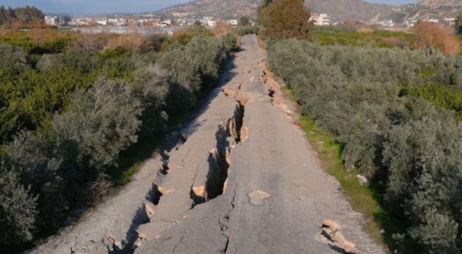 Hatay'da 3 kilometrelik yol çöktü