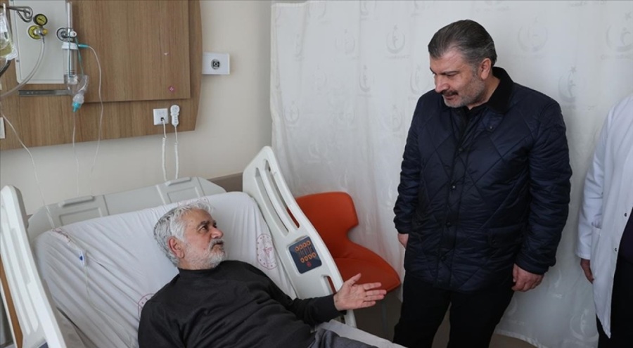 Sağlık Bakanı Koca, hastanede tedavi gören depremzedeleri ziyaret etti
