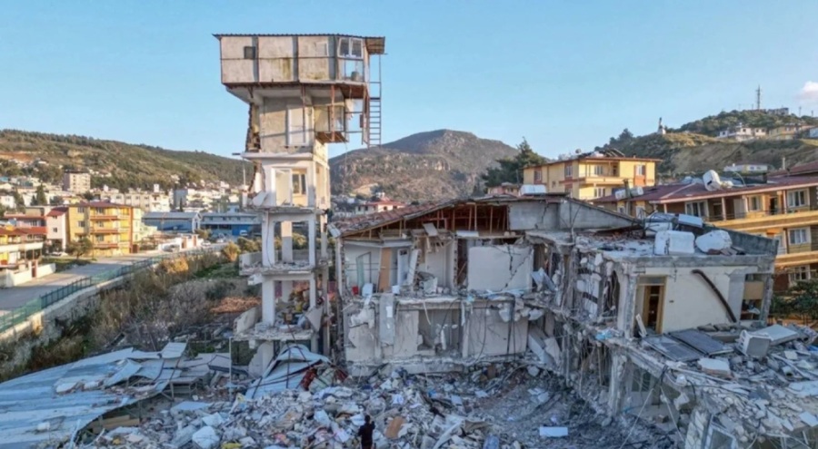 Çöken binanın 4 kolonlu ek yapısı ayakta kaldı