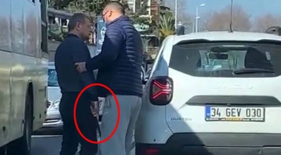 Kendisini ters yönde gittiği için uyaran motosikletlilere baltayla saldırdı!