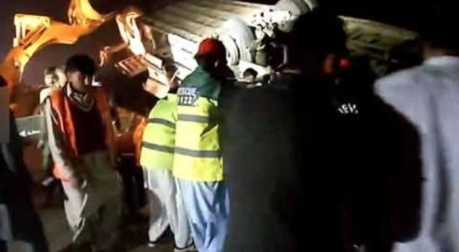 Pakistan'da yolcu otobüsü kaza yaptı: 12 ölü 54 yaralı